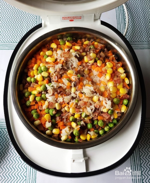 五彩腊肠饭的制作方法