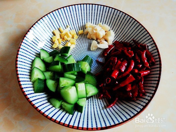 宫保鸡丁的家常做法，香辣过瘾最下饭