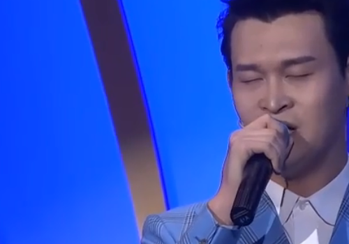 小沈龙在欢乐喜剧人第五季里头唱的歌曲叫什么名字?歌词在哪里找