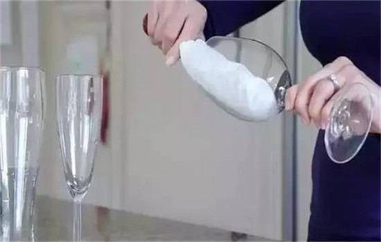 新买的红酒杯第一次使用需要用开水烫一下吗，烫的话会不会损坏杯子呢