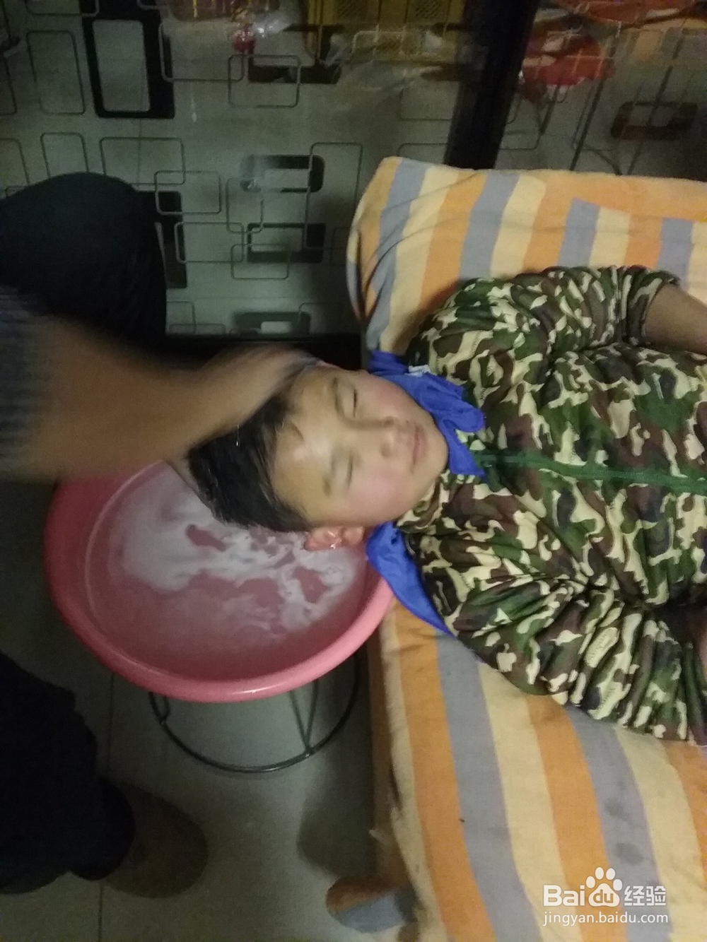 如何在家里给孩子舒服地洗头发