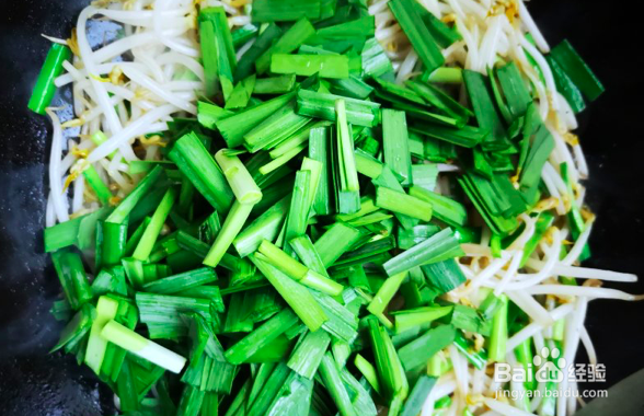 韭菜炒绿豆芽的做法