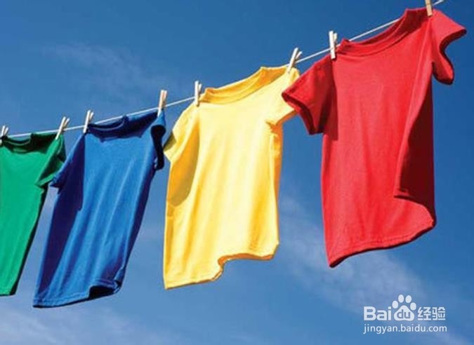 如何用冰块去除衣服上的皱褶