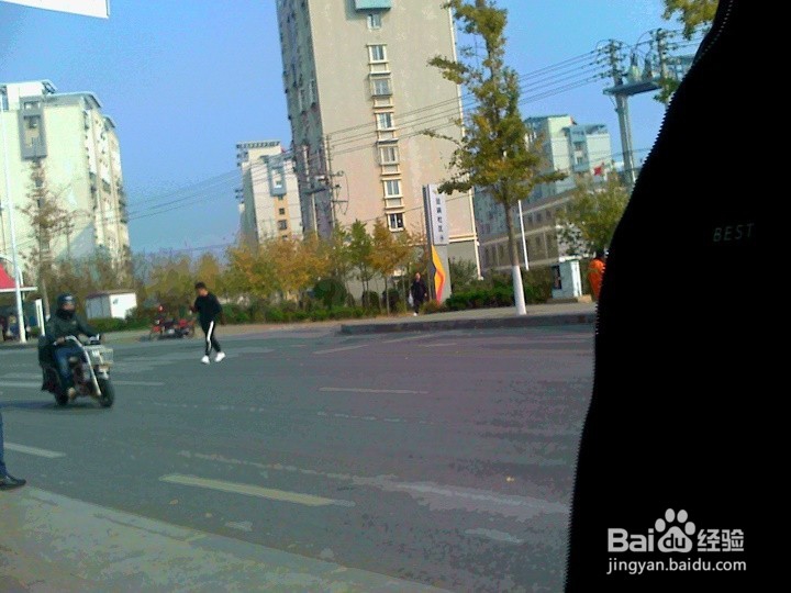 车辆行驶中人是不能横穿马路