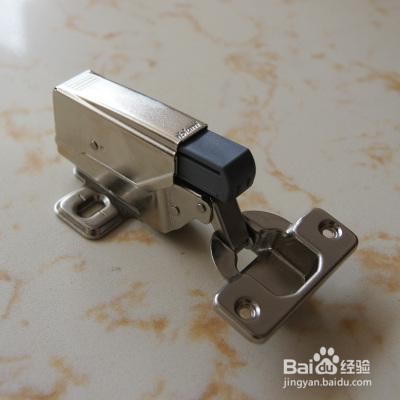 如何调整铰链使柜门平整