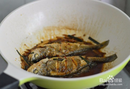 酱烧小黄鱼是怎么做的?如何做更好吃?