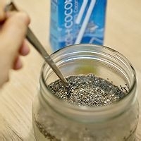 如何制作美味的香蕉芒果奇亚籽慕斯雪