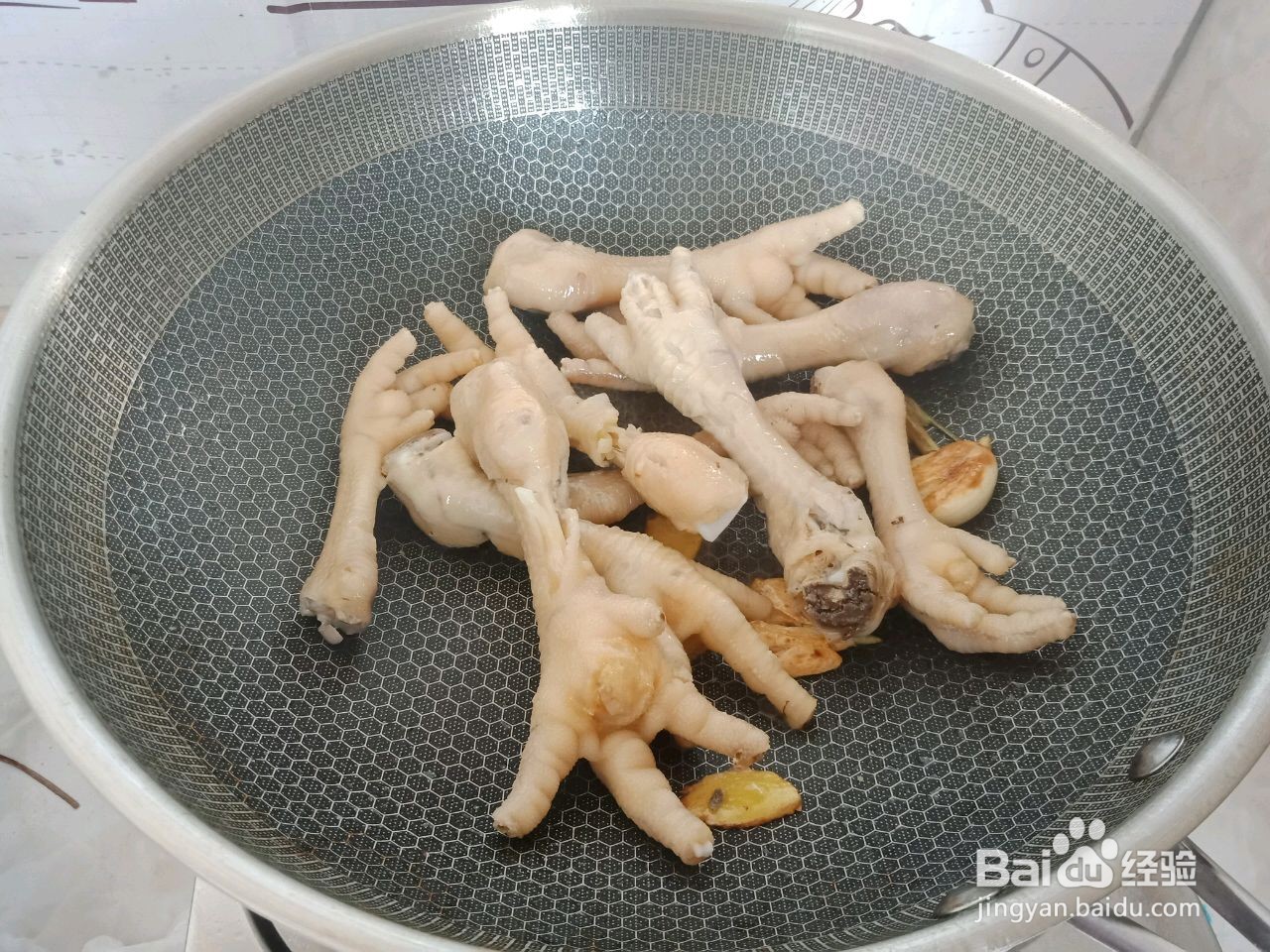 如何做出红萝卜炖鸡爪