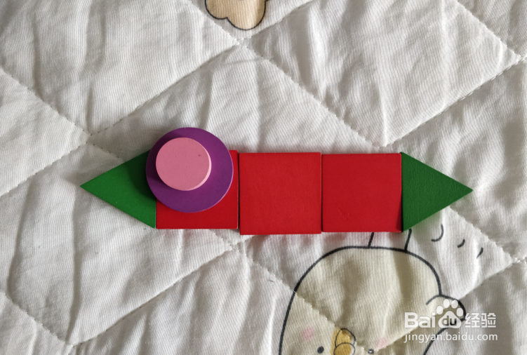 用几何形状积木怎么拼一条细长的海鱼?