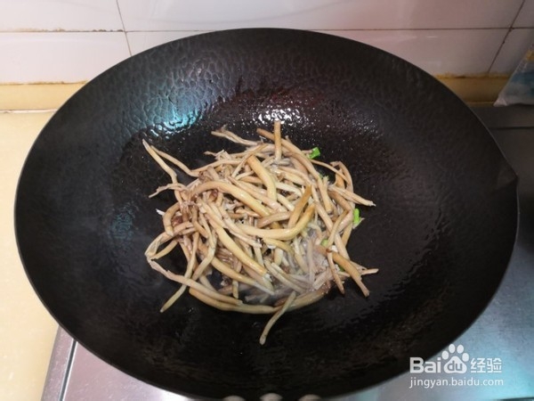 干煸茶树菇小白菜的做法