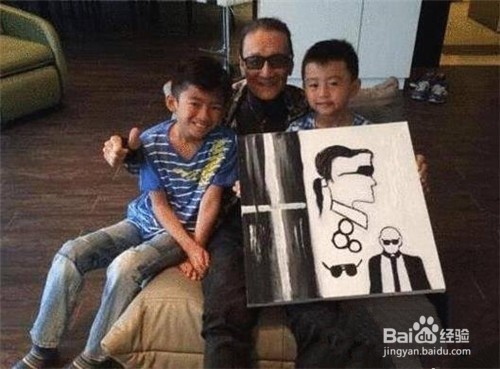 张柏芝教孩子打排球,据说谢母证实已与儿复合!