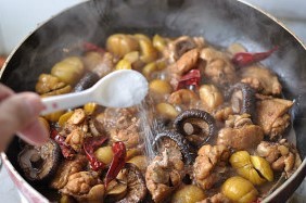 如何做无油香菇栗子鸡？