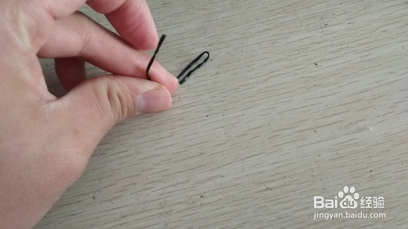 如何用一个数据线绑绳做两支中性笔的简易支架