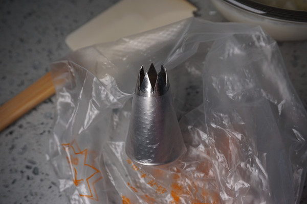 满满一杯巧克力冰激凌奶昔