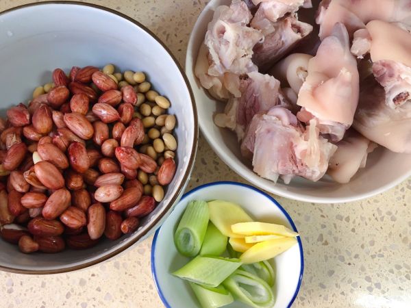 黄豆花生炖猪蹄