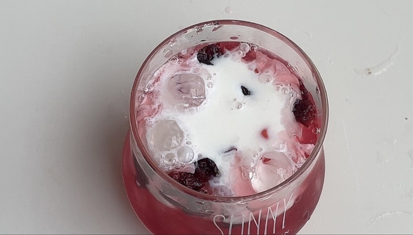 奶香蔓越莓冰饮