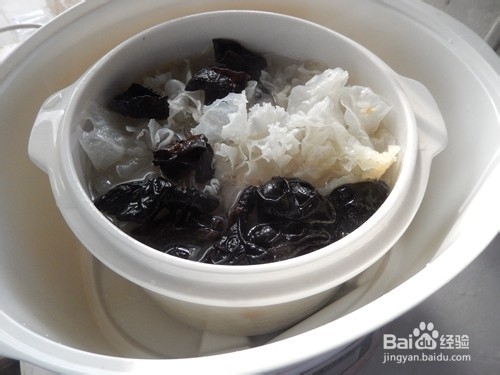 冬季多喝汤防燥：双耳鸡汤