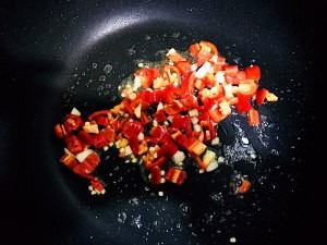 如何做茼蒿杆炒油渣