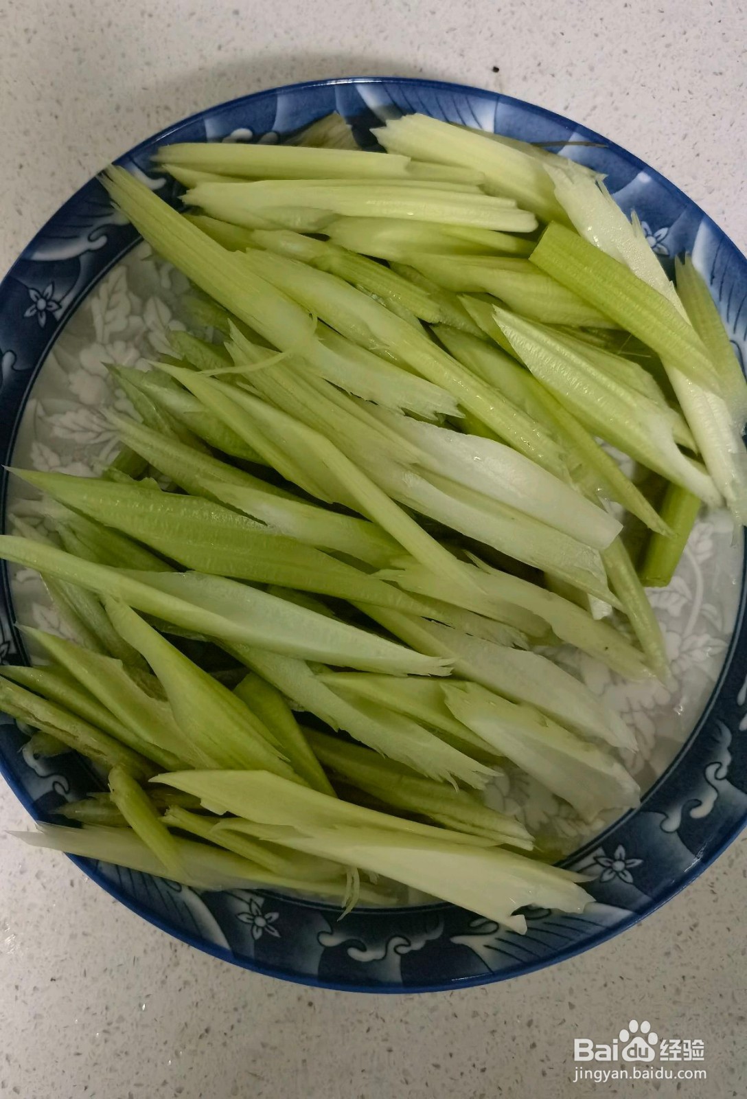 芹菜香干炒肉的做法