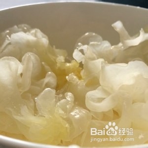 清热润肺的银耳雪梨红枣汤