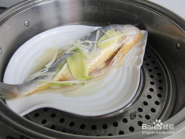 制作美味的葱油黄花鱼