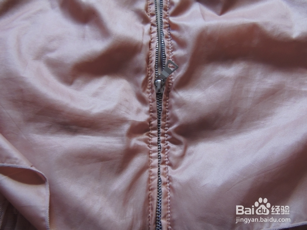 巧用香皂修复羽绒服的拉链不好拉的问题