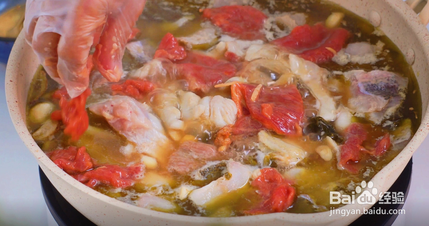 酸菜牛鲈鱼火锅的做法