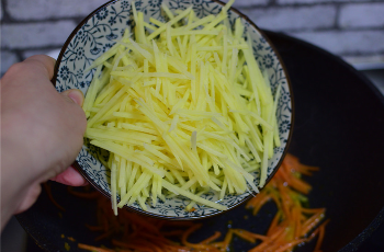 韭菜炒土豆丝