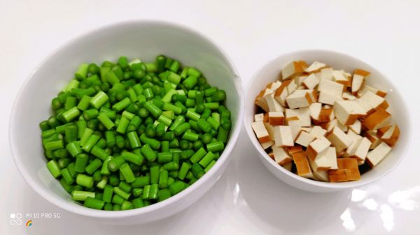 蒜薹香干炒鸡丁