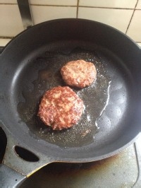 如何做牛肉汉堡