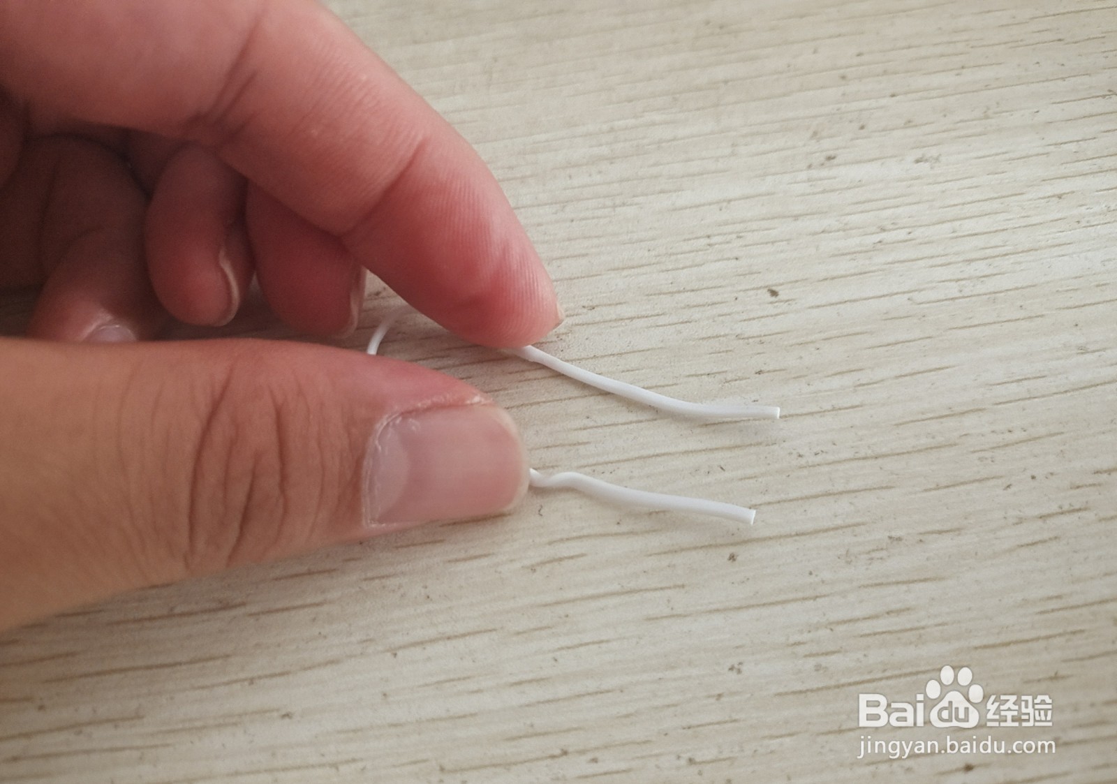 如何用一个数据线绑绳做个简易的手机的支架