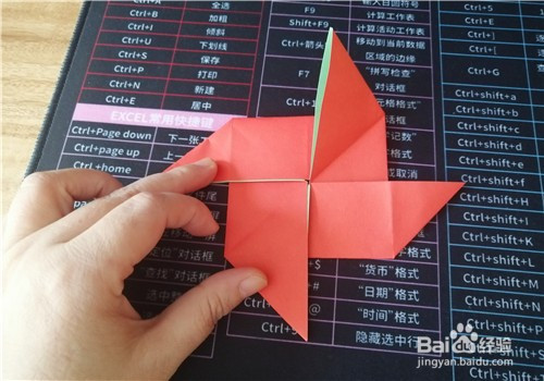 如何用纸折吹气陀螺