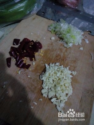 如何制作香炸土豆丝丸子?