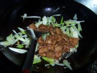 教你做好吃的葱爆羊肉。