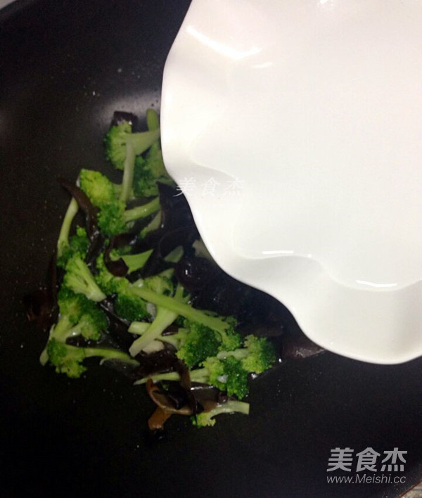 西兰花木耳的做法