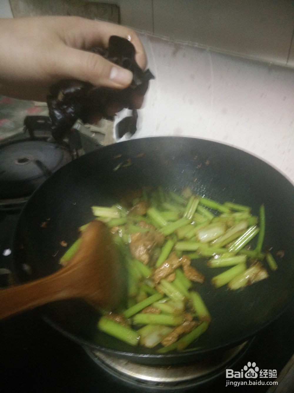 超级好吃的芹菜炒肉 家常炒菜