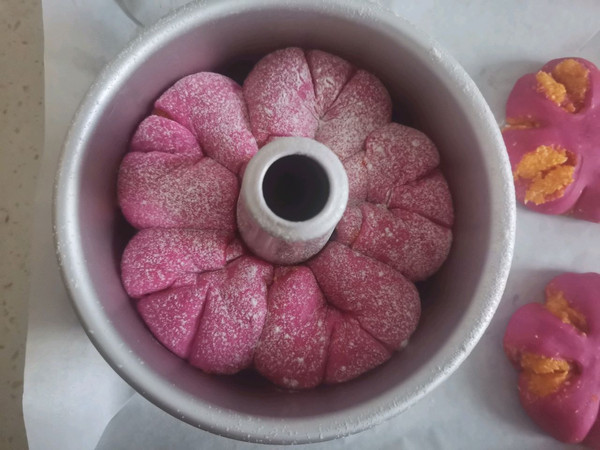 火龙果椰蓉花环手撕面包