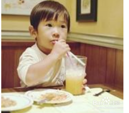 孩子怎样安全的喝果汁?
