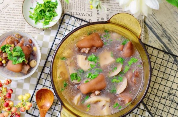 五谷猪蹄莲藕汤