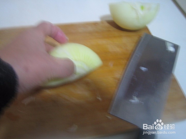 老年人怎样用刀切洋葱条