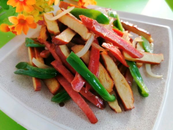 香干香肠炒青椒