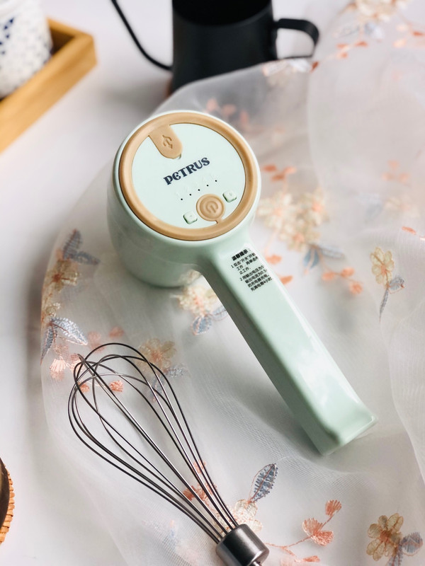 第一杯泡沫冰拿铁咖啡