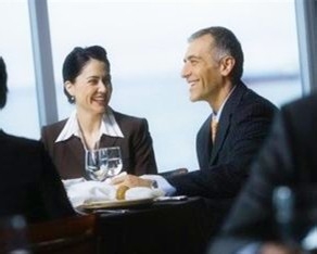 职场新人和老板参加饭局应该注意什么