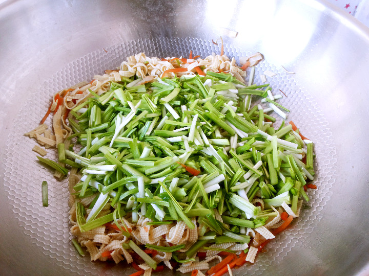 蒜苗豆腐皮怎么做,我教你呀