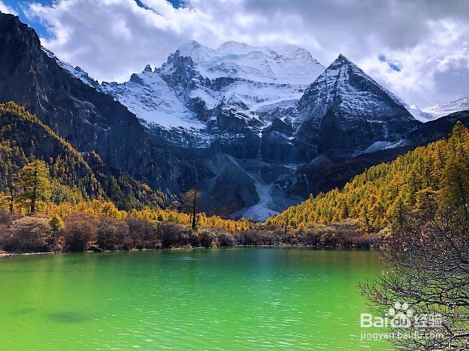 来稻城亚丁玩一般住宿有两个地方