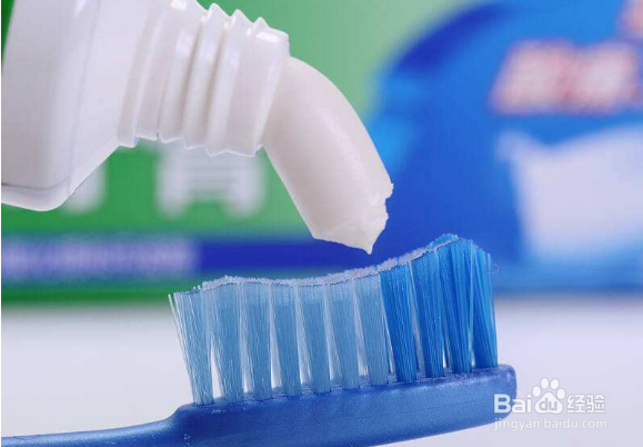 怎样清洗小白鞋？