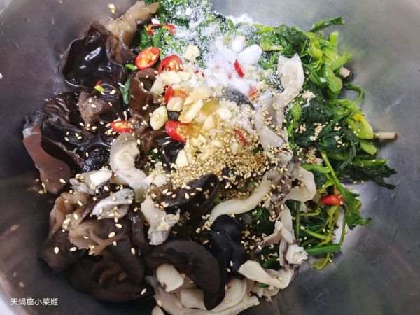 木耳平菇拌菠菜