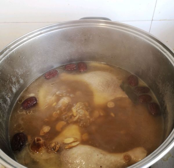 党参黄芪桂圆红枣枸杞鸭腿汤