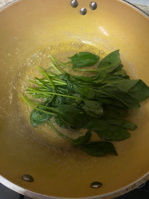 西红柿菠菜鸡蛋汤