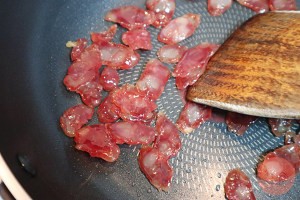 养生食补芹菜炒腊肠的做法
